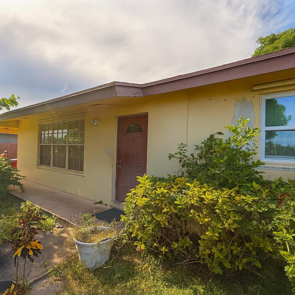 For Rent - Spacious 6-Bedroom Home - No HOA!Welcome to this large single-family home with plenty of space for the whole family!Main House: 5 bedrooms and 2 full bathroomsSeparate Unit: 1 private bedroom located outside of the main homeTotal: 6 bedrooms and 2 full bathrooms Features:No HOA - move in without extra restrictions!Spacious layout with lots of room for living, entertaining, or working from home.Private detached unit perfect for guests, in-laws, or a home officeConveniently located close to I-95, shopping plazas, restaurants, and schools.Location: Near major highways and shopping centers - easy commute and access to everything you need.💰 Move-in requirements: First month, last month, and security deposit.