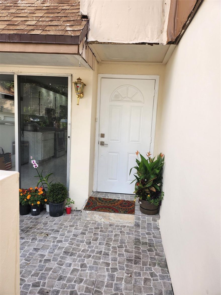 THIS IS A 3/2 AND A HALF WITH A 1 CAR GARAGE ALL BATHROOMS HAVE BEEN UPGRADED FRESHLY 
PAINTED SHOWS WELL.  PER ASSOC THE CREDIT SCORE NEEDS TO BE 650. THE MONTHLY MAINTANCE IS $779.23 
AND THERE IS A SPECIAL ASSESMENT OF 700 A MONTH TILL THE RENOVATION OF THE BUILDING IS COMPLETED.