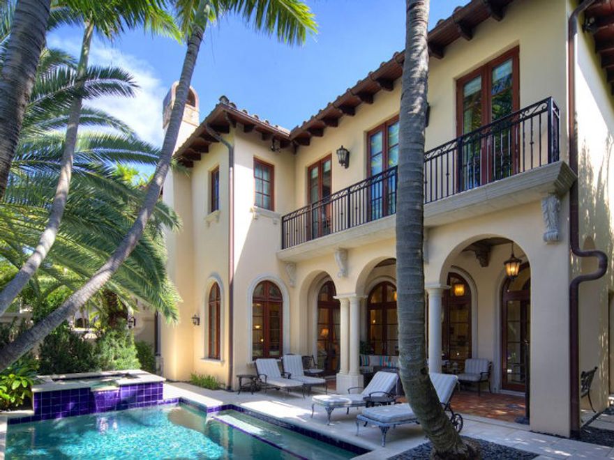 Spectacular custom built Palm Beach townhome. Gourmet kitchen, built-in BBQ, spa and lush landscaping. Curry built townhome with new paint and landscaping. Private entry way. Private Ocean block with beach access.