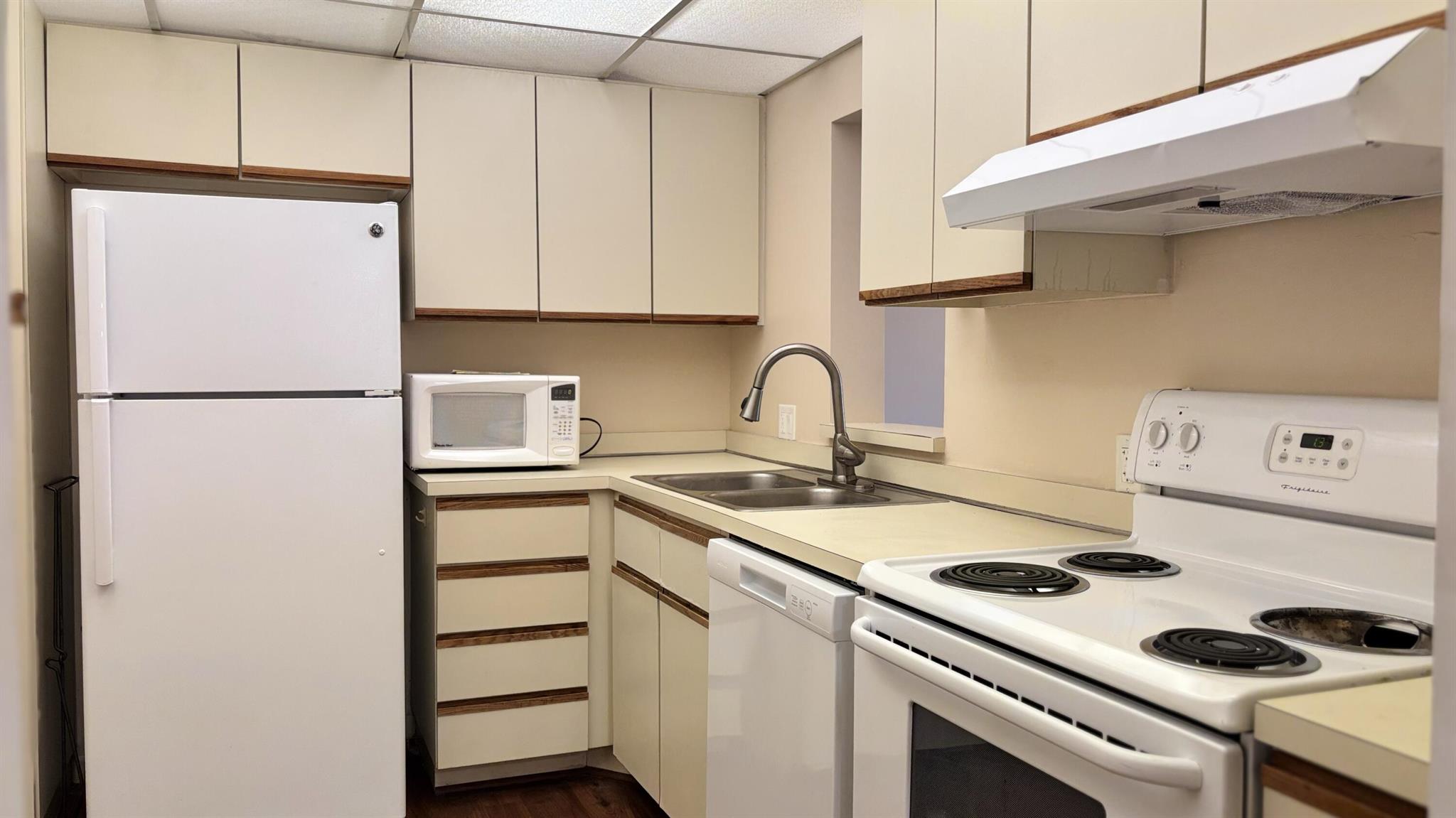 FOUNTAINS OF PALM BEACH C - Residential Lease