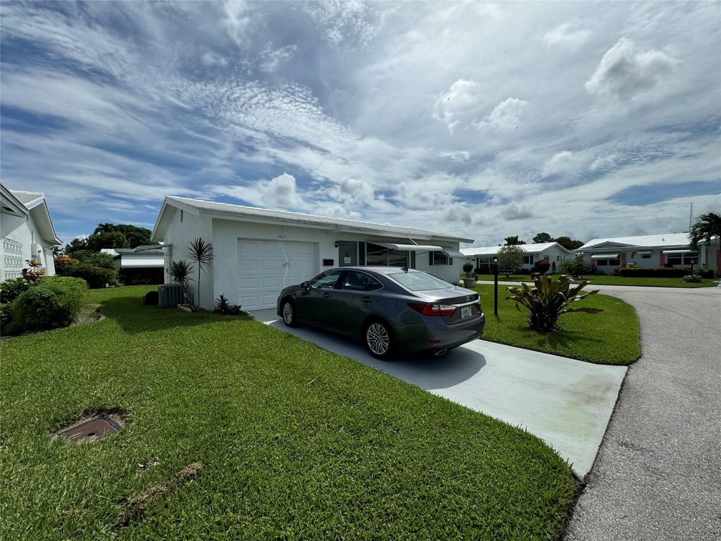 Photo of 1012 SW 5th Avenue, Boynton Beach, FL 33426 (MLS # F10475134)