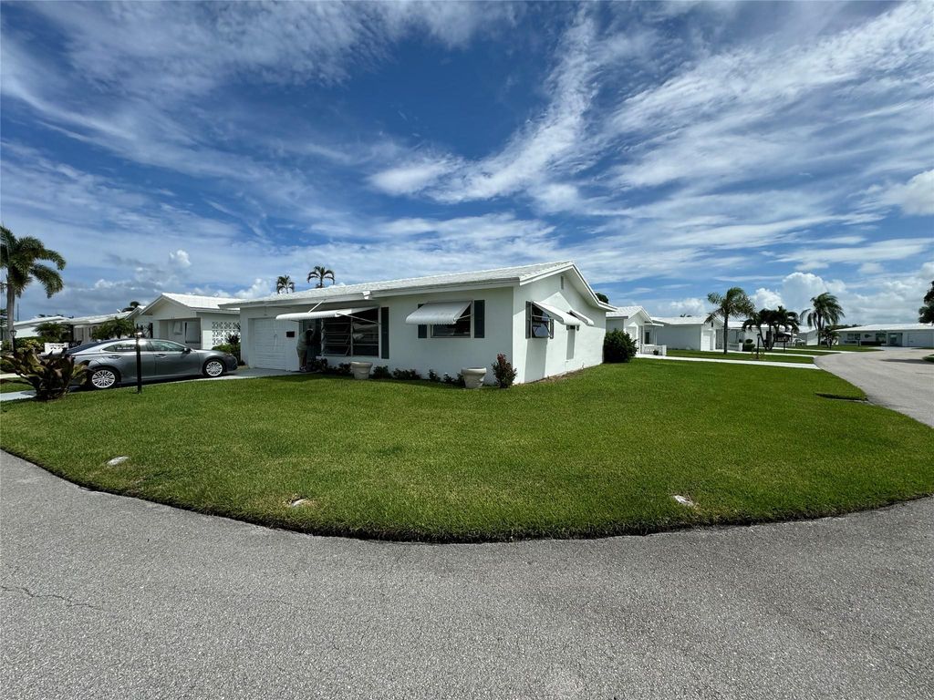Photo of 1012 SW 5th Avenue, Boynton Beach, FL 33426 (MLS # F10475134)