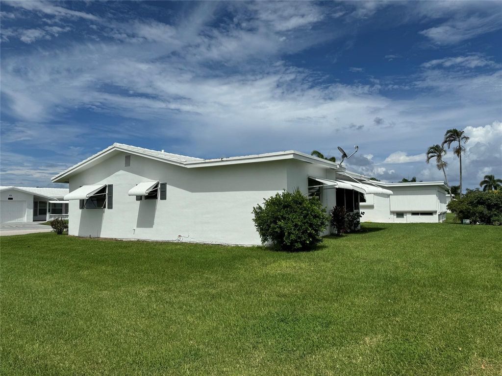 Photo of 1012 SW 5th Avenue, Boynton Beach, FL 33426 (MLS # F10475134)