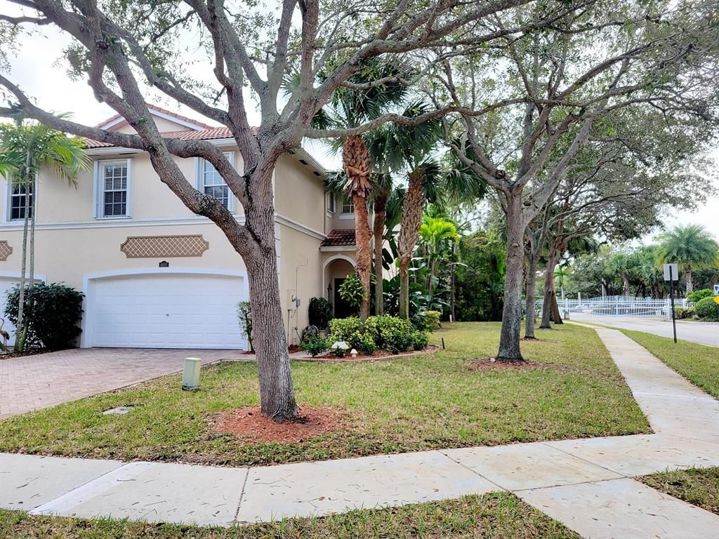 Photo of 4600 Thornwood Circle, Palm Beach Gardens, FL 33418 (MLS # R10860006)