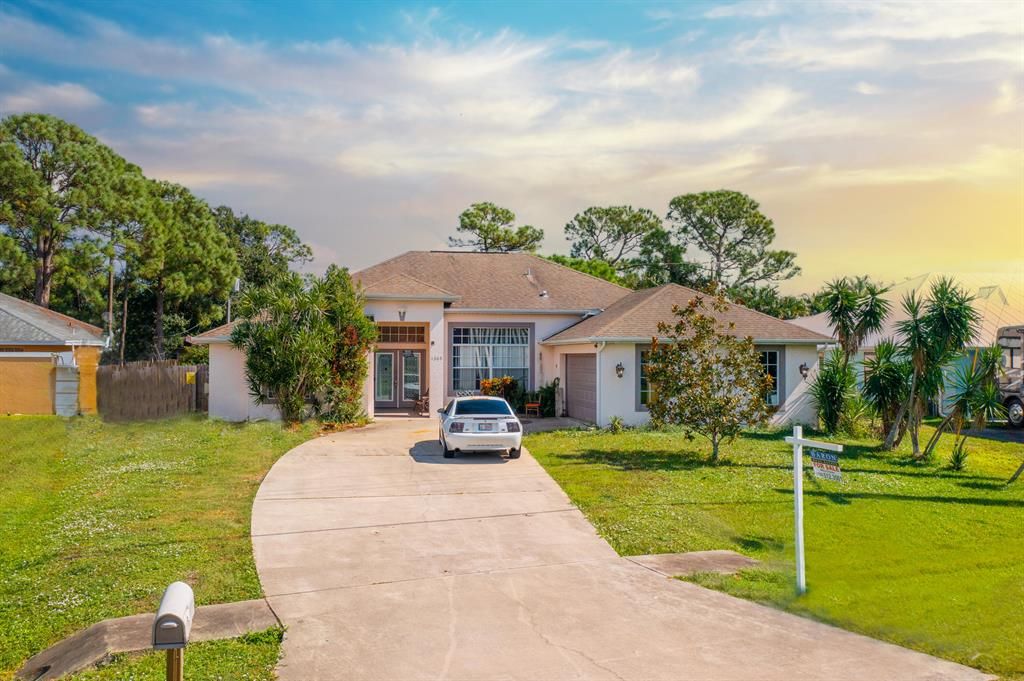 Photo of 1305 SE Floresta Drive Dr, Port St Lucie, FL 34983 (MLS # R10755631)