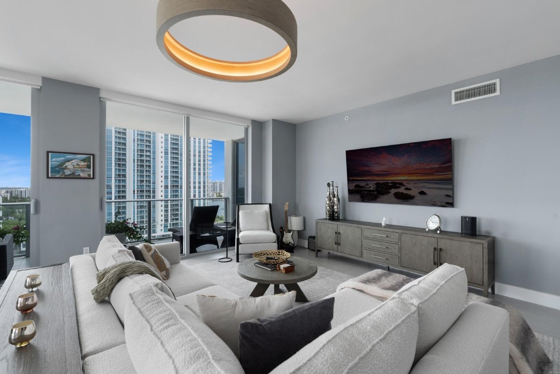 MARINA PALMS - Residential