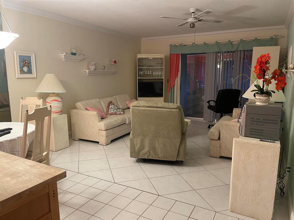 Very nice 1/1 villa in a quite 55+ neighborhood. Credit score 700 minimum