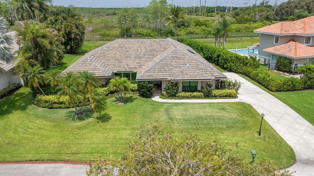 Photo of 19 Dunbar Road, Palm Beach Gardens, FL 33418 (MLS # B26023582)