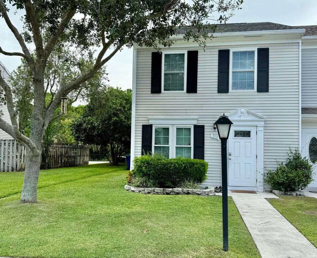 Photo of 310 Georgian Park Drive, Jupiter, FL 33458 (MLS # R11010084)