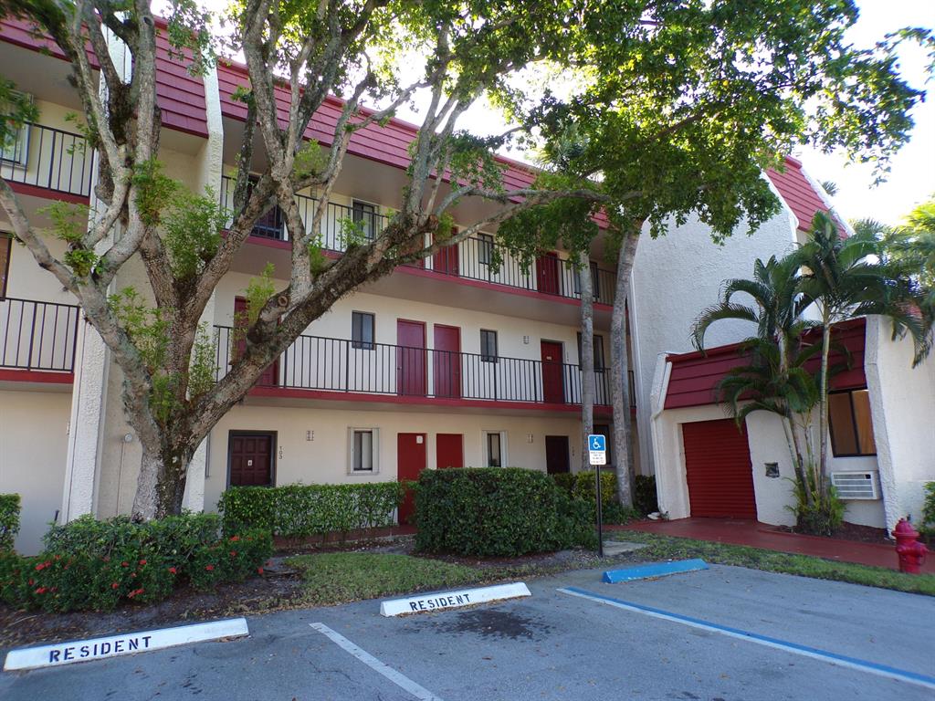 1 Bedroom 1 Plus 1/2 Bath overlooking Golf Course, from screened balcony . Ready to move in, freshly painted in neutral colors, brand new carpet throughout.Condo is located in The Fountains, a guard gated community well maintained for all ages are welcomed in this Building and NO NO mandatory Golf membership required. Condo monthly fees include Water/Sewer, Pest Control, Digital Cable including HBO, all amenities, Tennis, Community pool.Note: 700 credit score required to purchase and pets have restrictions emotional support documents from physician.