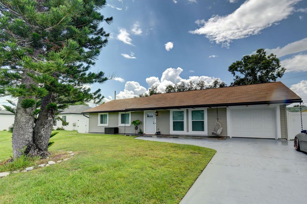 Photo of 662 SE Chapman Avenue, Port Saint Lucie, FL 34984 (MLS # R10920684)