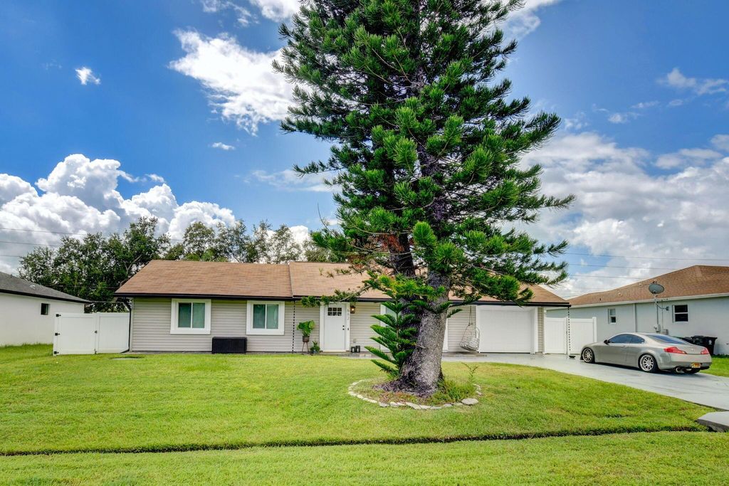 Photo of 662 SE Chapman Avenue, Port Saint Lucie, FL 34984 (MLS # R10920684)