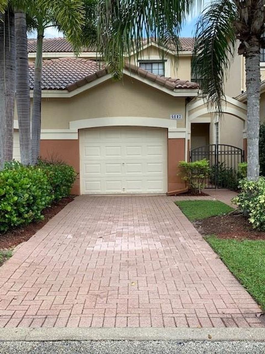 COZY AND COMFORTABLE 2 BEDROOMS AND 2- 1/2 BATHROOMS.FRESHLY PAINTED. NEW CARPET. BEAUTIFUL KITCHEN,  QUARTZ COUNTER TOP,  STAINLESS STEEL APPLIANCES. WALKING DISTANCE TO THE POOL. GATED COMMUNITY.  READY TO MOVE IN*