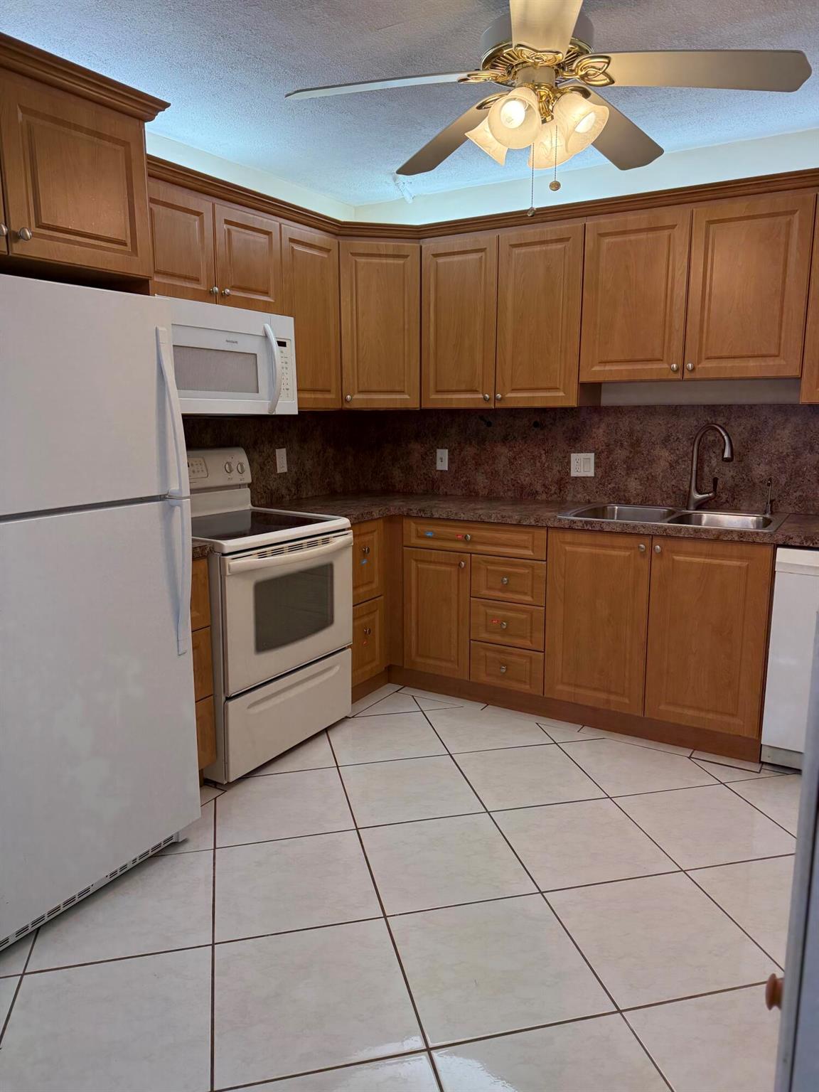 This is a 55 plus community2 bedroom 2 bathroom lake view clean condo for yearly rental only.walking distance to house of worship and clubhouseplease use rent spree applicationhttps://apply.link/p_1uxlw