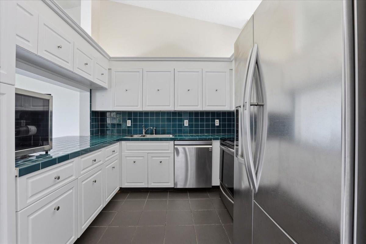 View photos, virtual tours, details... 208 Lincoln Ct 208