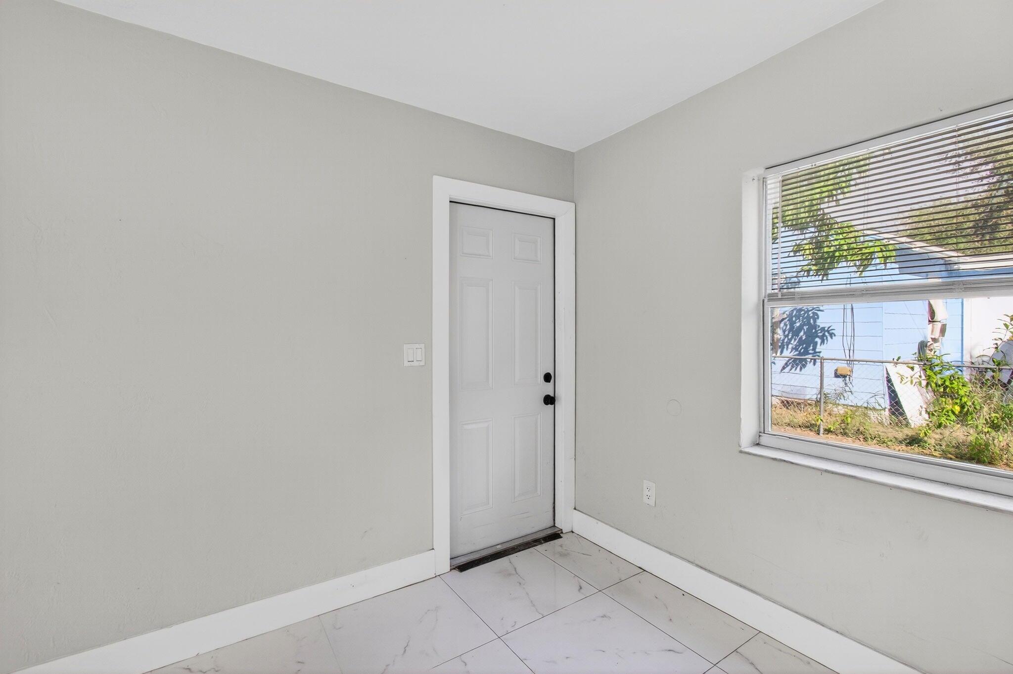 LAKE WORTH TOWN OF - Residential Lease