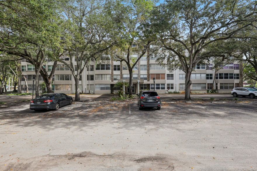 Well-maintained unit featuring updated appliances and impact windows throughout. Centrally located in a desirable neighborhood with convenient access to shopping, dining, major roadways, and everyday amenities. A great opportunity for comfortable living in an excellent location.