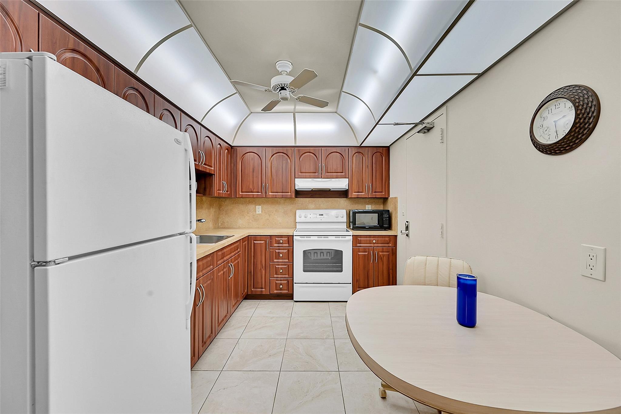 Country Club Towers - Residential