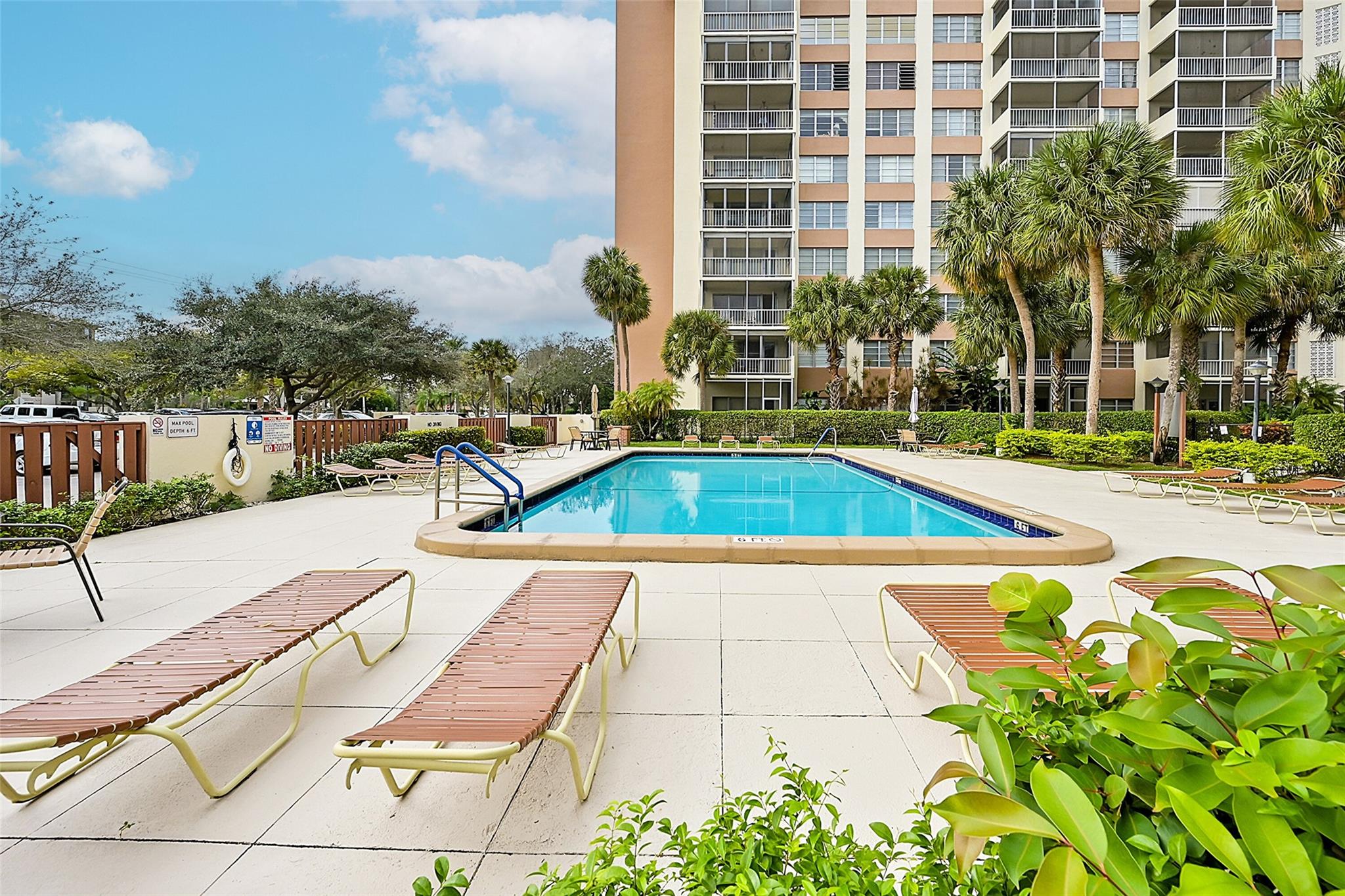 Country Club Towers - Residential