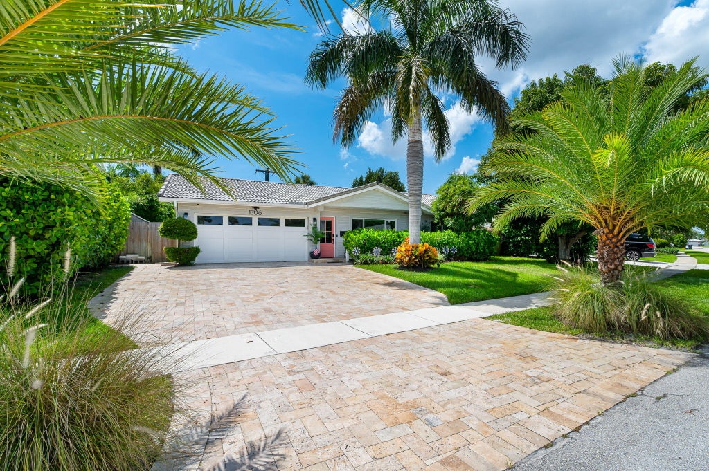 Photo of 1306 SW 14th Avenue, Boca Raton, FL 33486 (MLS # B26050745)