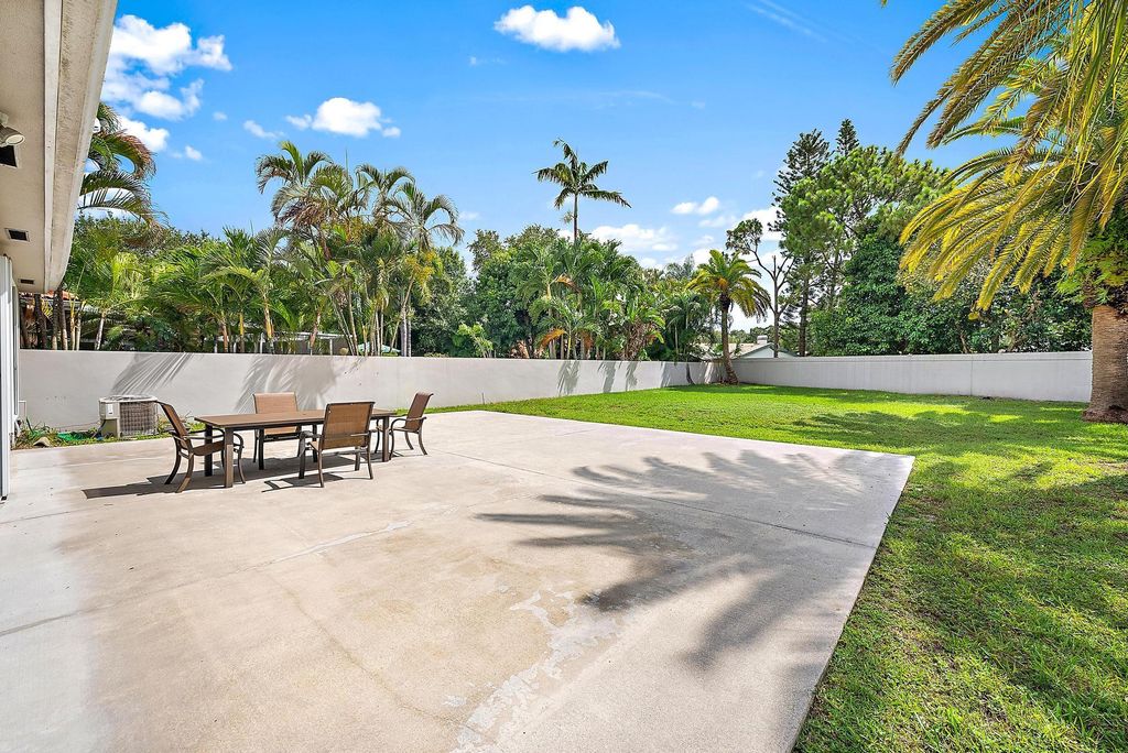 Photo of 126 E Hampton Way, Jupiter, FL 33458 (MLS # R11106253)