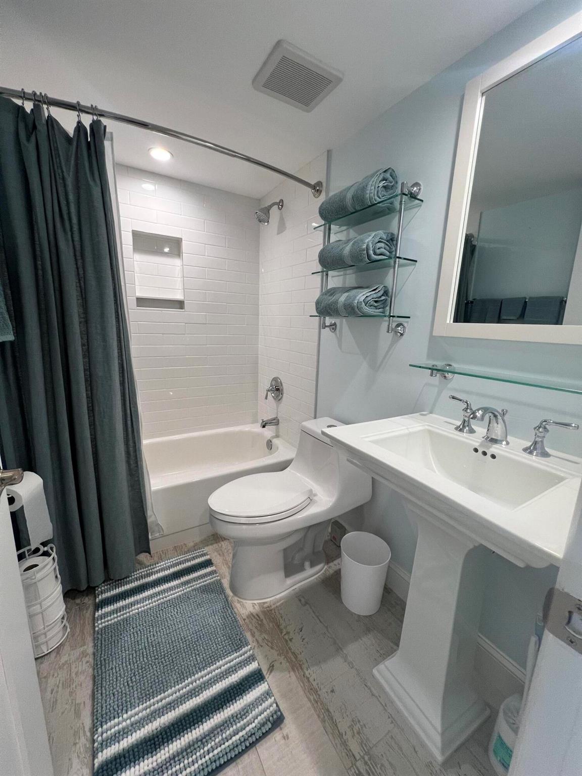 SAND DOLLAR VILLAS CONDOM - Residential Lease