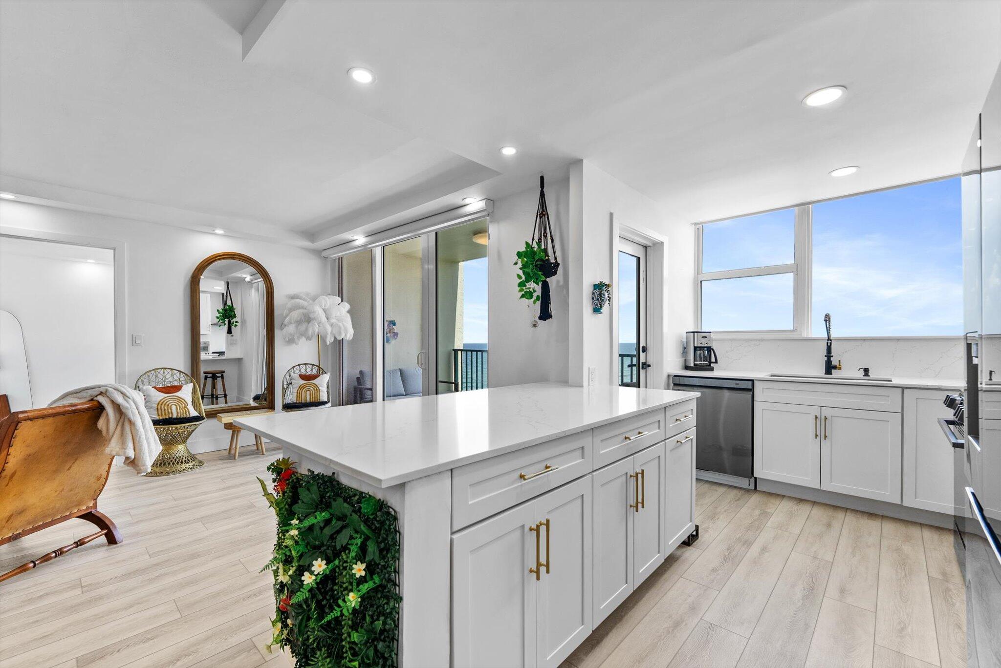 1237 HILLSBORO MILE 604, Hillsboro Beach, FL, 33062/$695,000 2 1237 HILLSBORO MILE 604