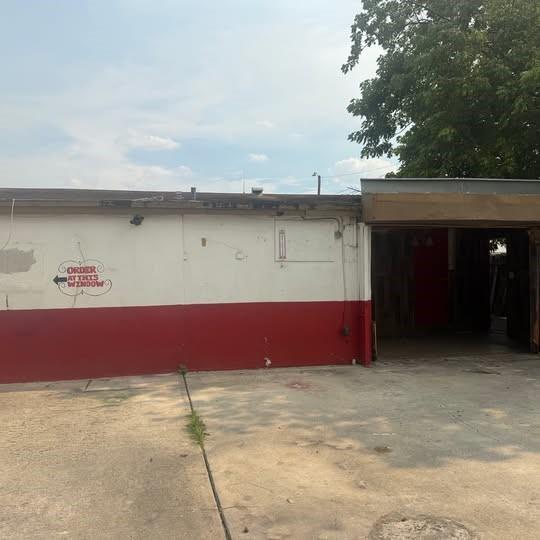 Versatile 1,280 SQFT commercial space on a 6,281 SF lot available for lease! Zoned for retail, office, assembly, personal services, and more. Perfect for salon, boutique, professional office, restaurant or specialty retail. Great location with flexible permitted uses. Property needs updating.