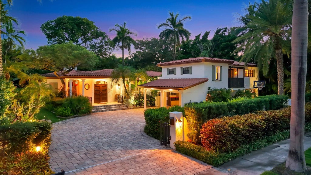 Photo of 2616 ACACIA Court, Fort Lauderdale, FL 33301 (MLS # B26081174)