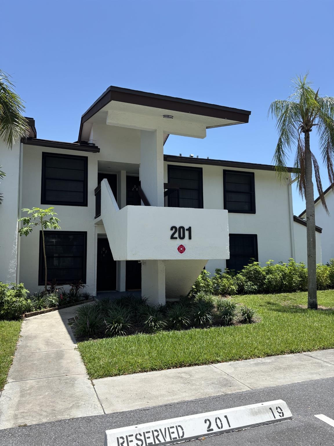 201 W Lake Pointe Dr 107