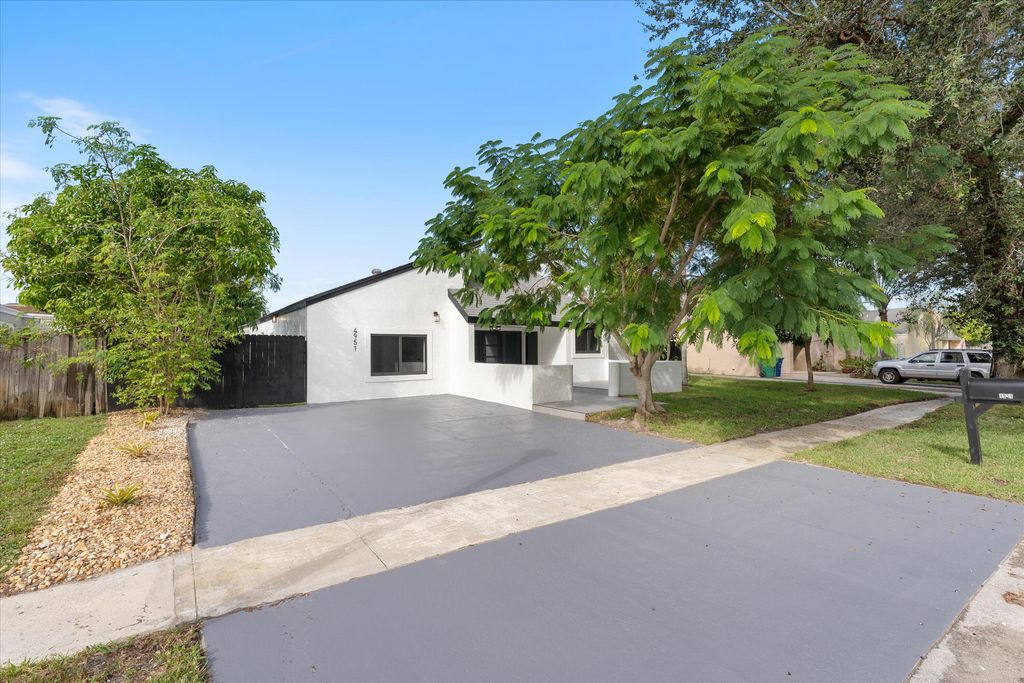 Photo of 4951 SW 94th Way, Cooper City, FL 33328 (MLS # B26001520)