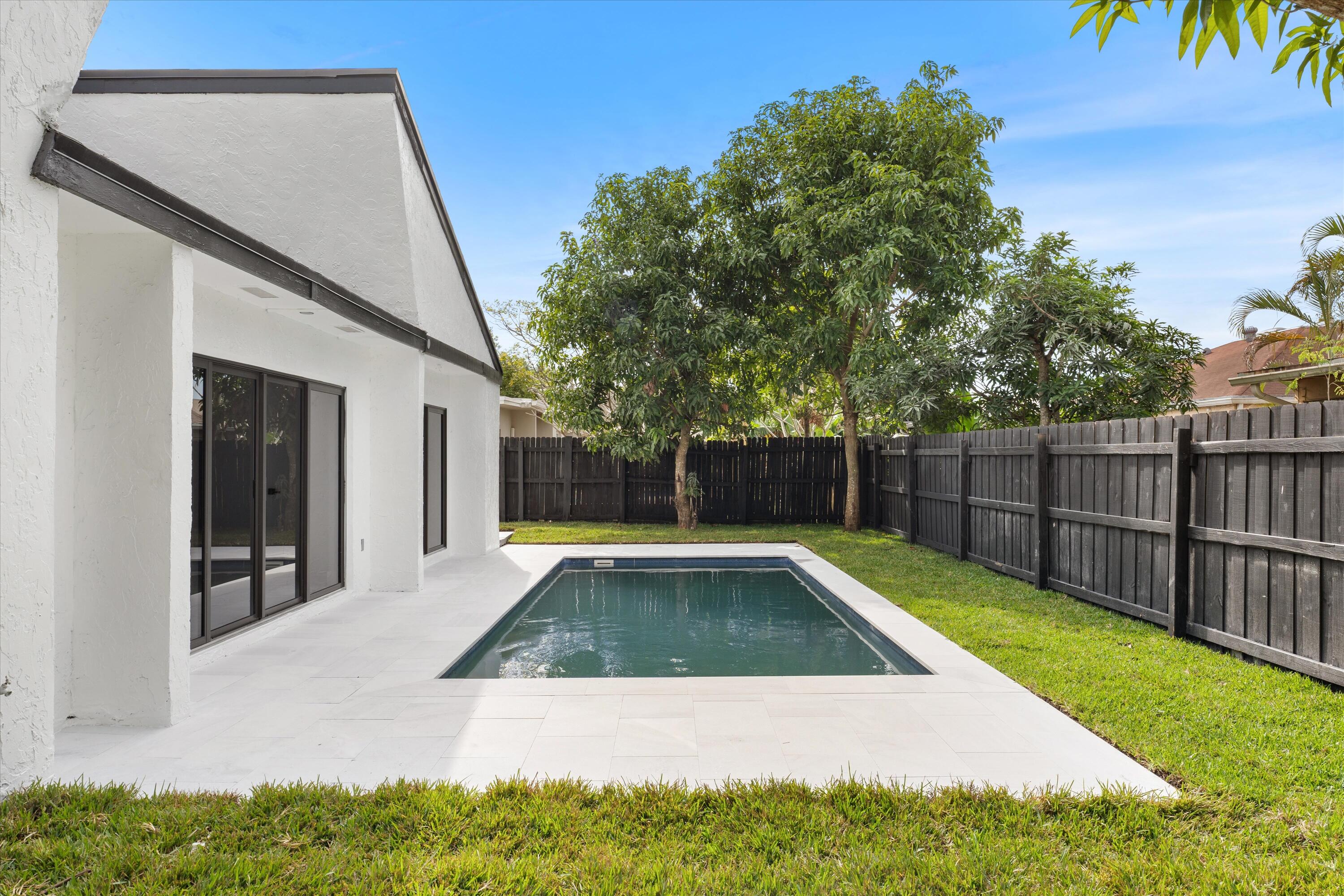 COUNTRY SEC 2 - Residential