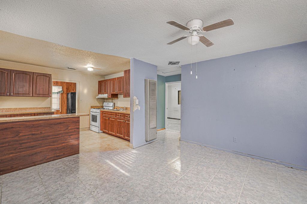 Photo of 2008 Avenue N, Fort Pierce, FL 34950 (MLS # R11078928)