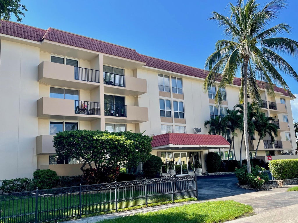 Photo of 1000 Spanish River Road #1B, Boca Raton, FL 33432 (MLS # B26060597)