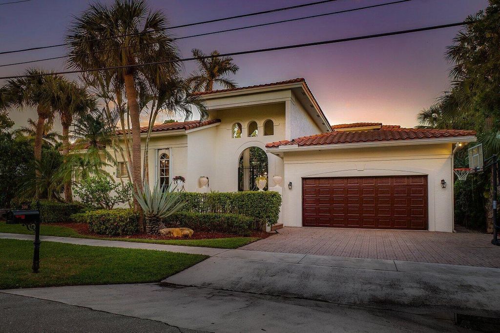 Photo of 200 N Lake Drive, Lantana, FL 33462 (MLS # R11144563)