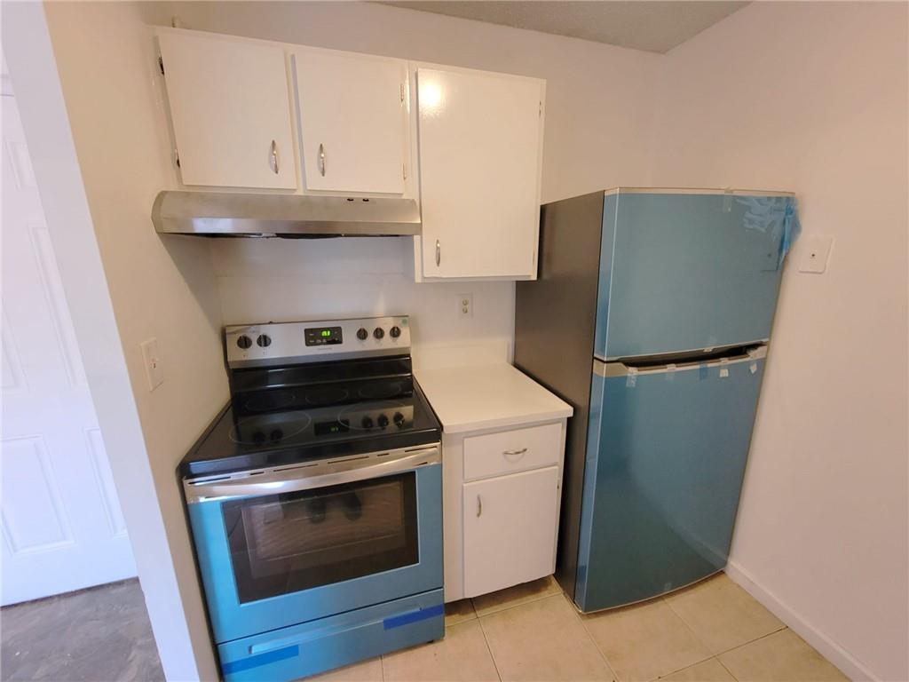 Come enjoy this 1 bedroom, 1 bathroom apartment in the beautifully groomed St. Andrews condo complex. The property is freshly painted, with laminate and tile flooring. Very spacious and full of light. Freshly painted. located to major highways, PBI Airport, shops, and GREAT schools. The community has a clubhouse and pool! *VACANT AND EASY TO SHOW*
