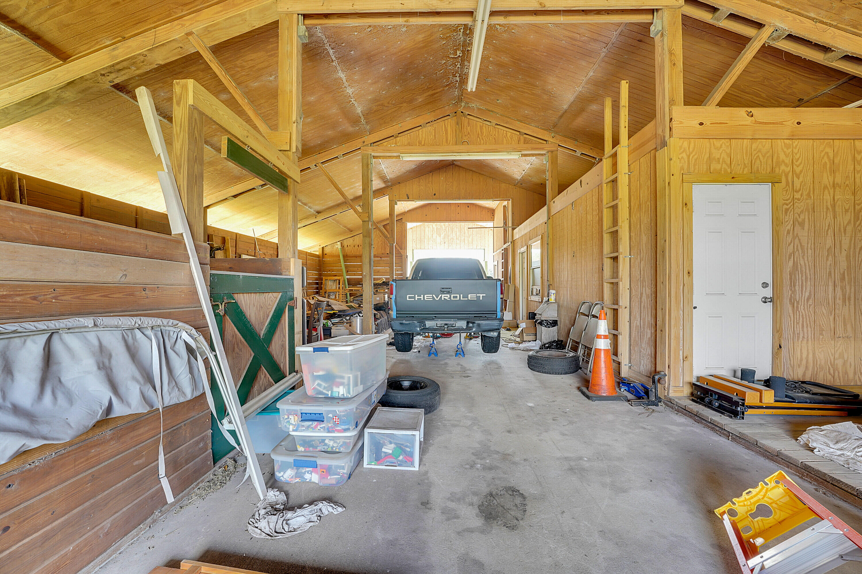 665000 Stuart Woods Ranch Hosanah Ln - Residential