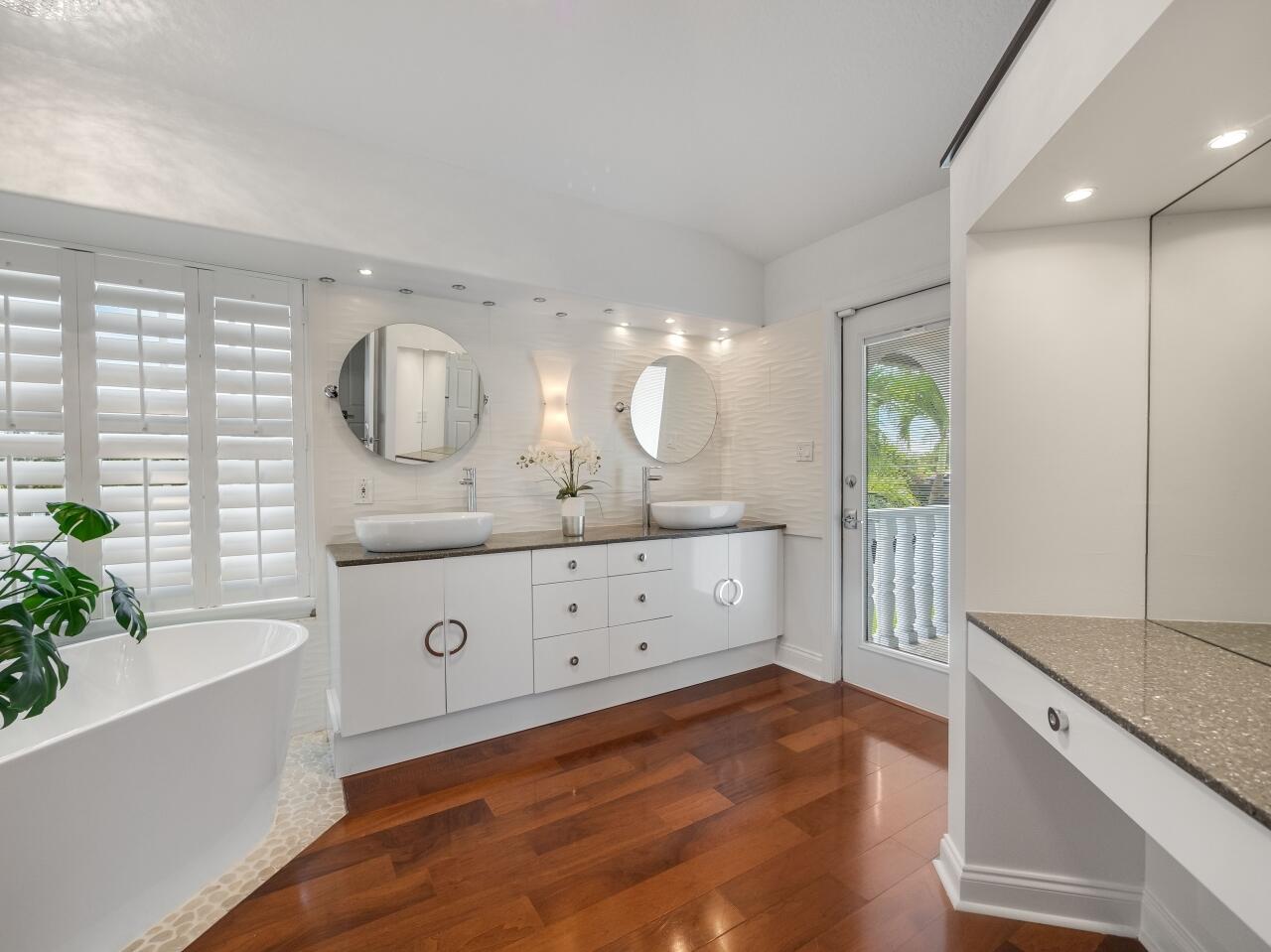 LANDS END - Residential