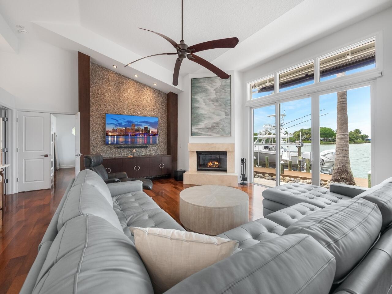 LANDS END - Residential