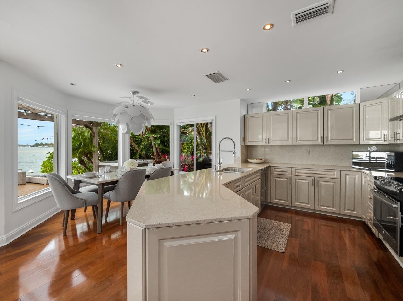 LANDS END - Residential