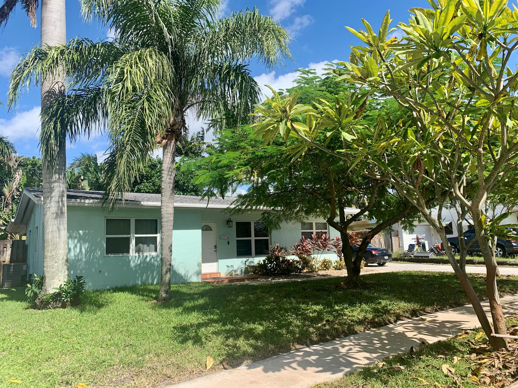 Awesome location in Beautiful Established Lake Osborne Estates!! No HOA! One street from Lake Osborne! Walking and Bike Path for miles around the scenic lake! Close to shopping, interstate for commuting, International Airport, Beaches, and Boat Ramps. This home features a 3 bedroom split plan, beautiful back yard, Beautiful covered patio with rustic wooden ceiling and Mexican tiled flooring, plenty of off street parking. Tons of potential to make it your dream home! Figures approximate.