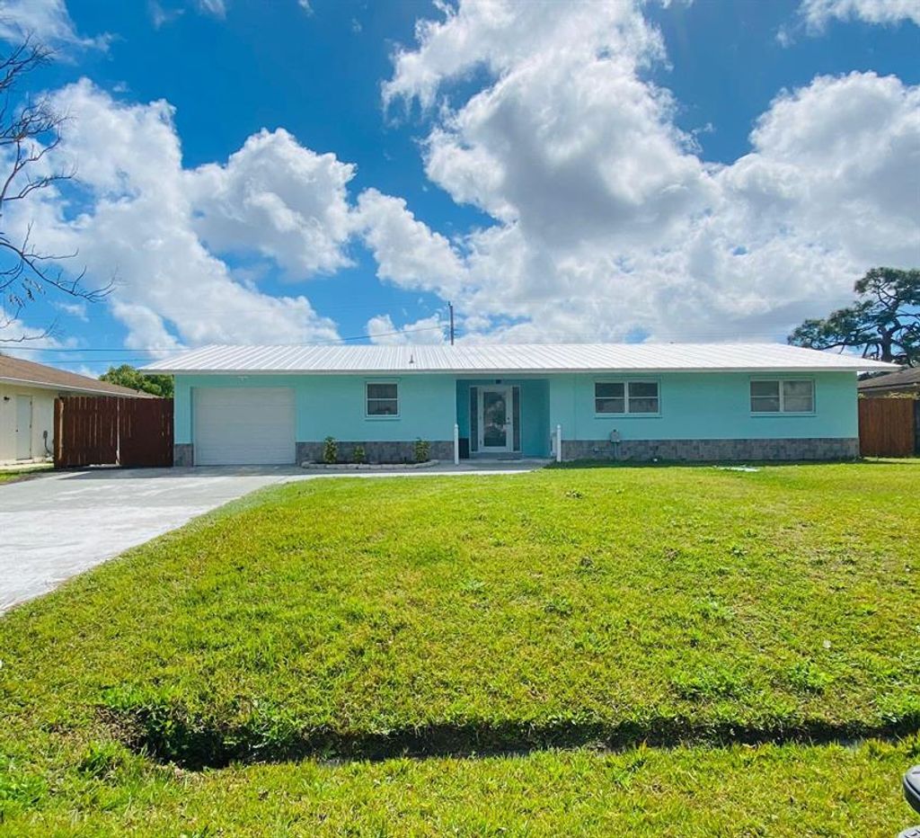 Photo of 426 SE Verada Avenue, Port Saint Lucie, FL 34983 (MLS # R10779377)