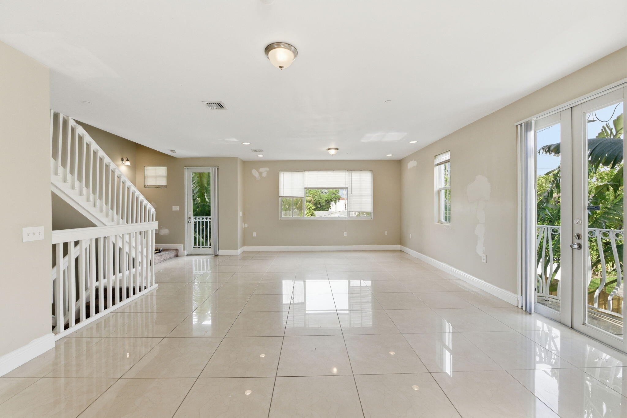 HOLLYWOOD LAWNS - Residential