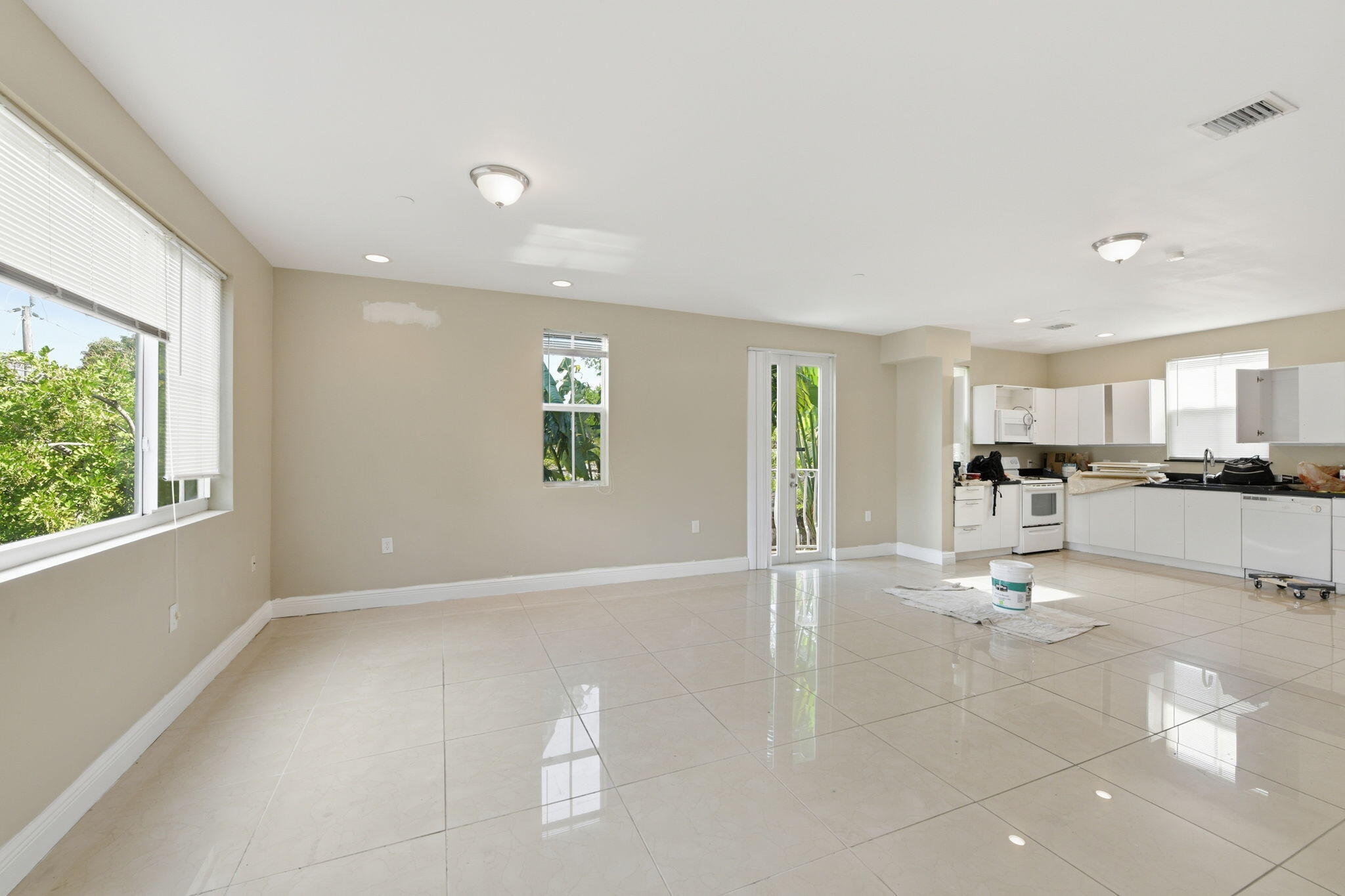 HOLLYWOOD LAWNS - Residential