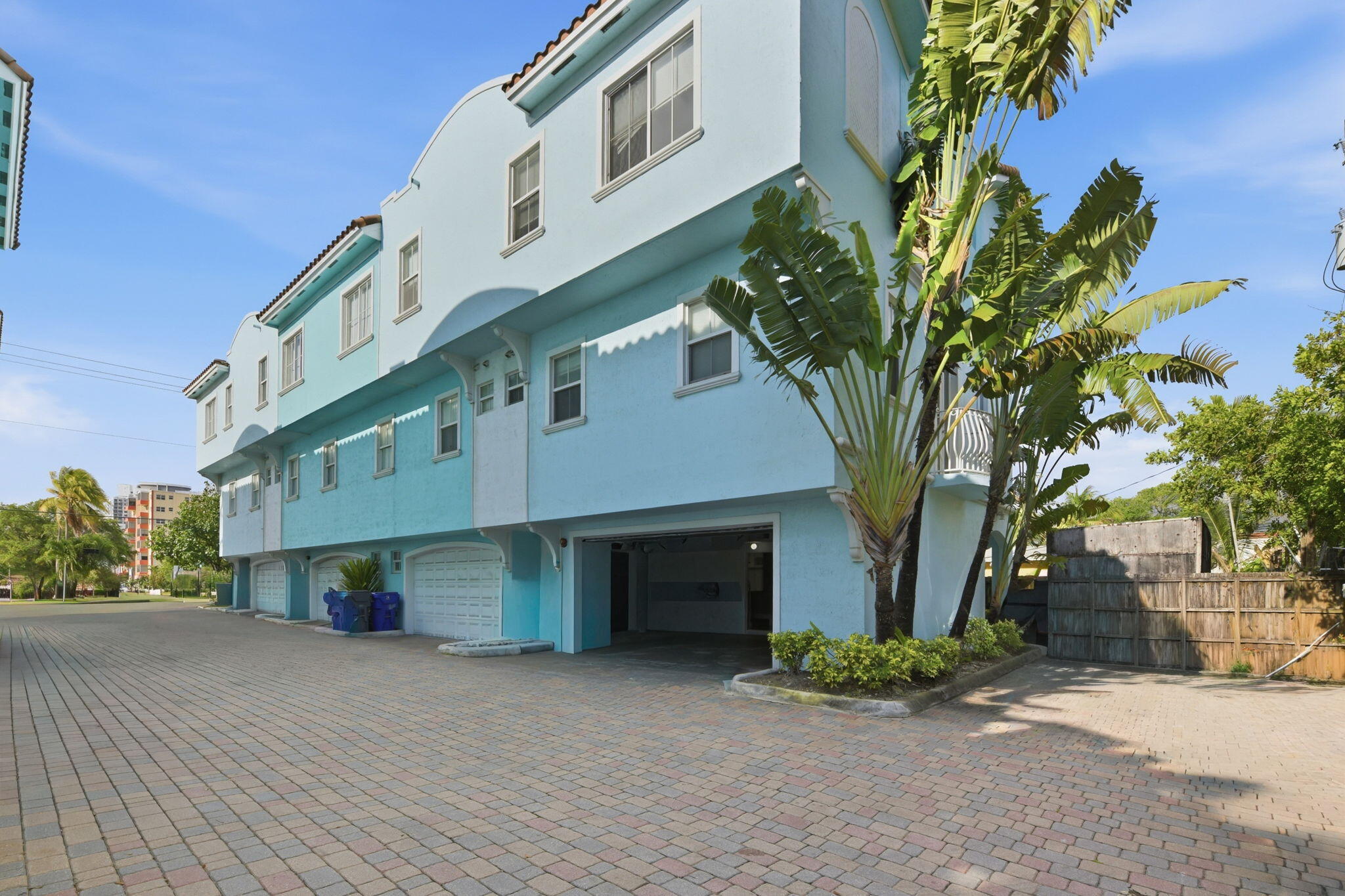 HOLLYWOOD LAWNS - Residential