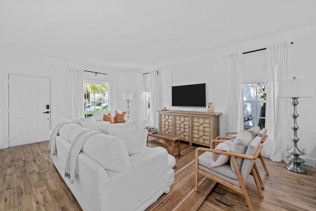 Photo of 13531 Fountain View Boulevard, Wellington, FL 33414 (MLS # B26042179)