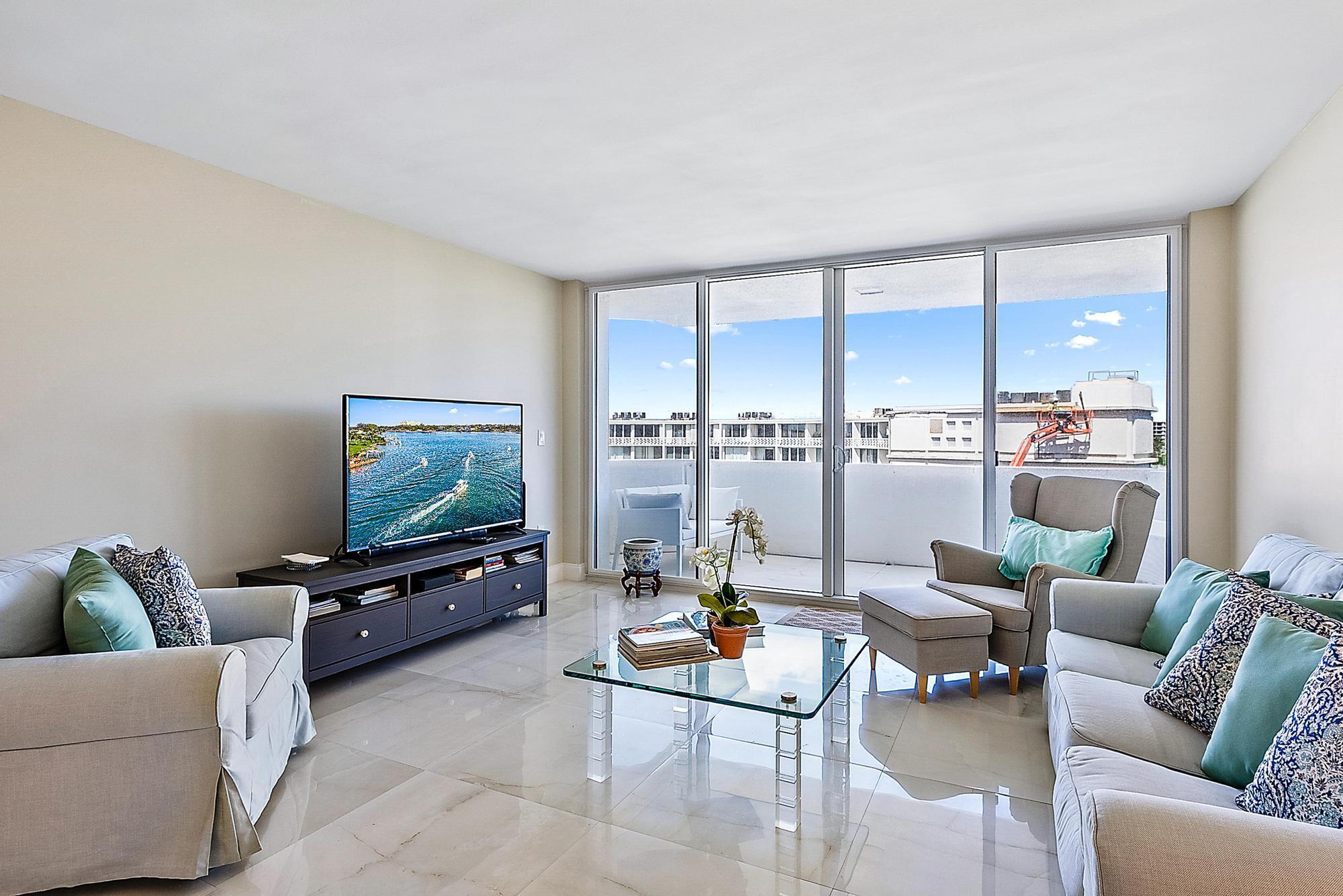 The Carlyle House has just completed a sensational renovation and now features a dramatic infinity pool, with spa, gorgeous lobby, sophisticated details throughout. This 2.2 on a high floor is the perfect perch for season. Enjoy the pool but the ocean is a steps away, down a private path. This is the best of all worlds at an attractive price. Book now! Won't last.