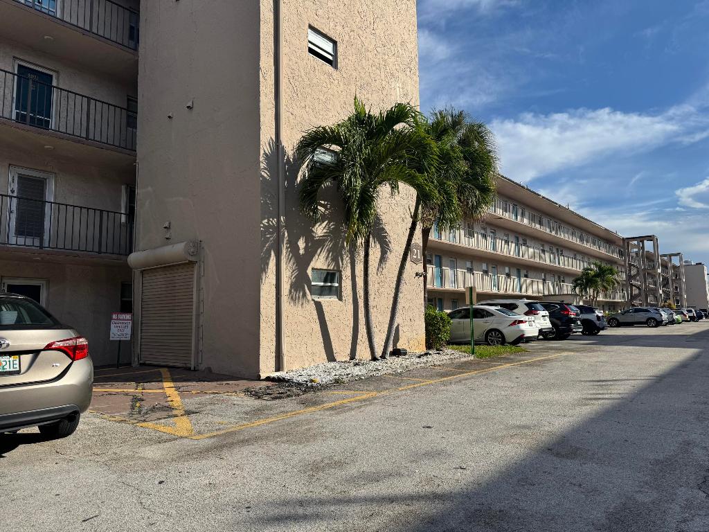 LAKESIDE VLLAGE CONDO 10 - Residential