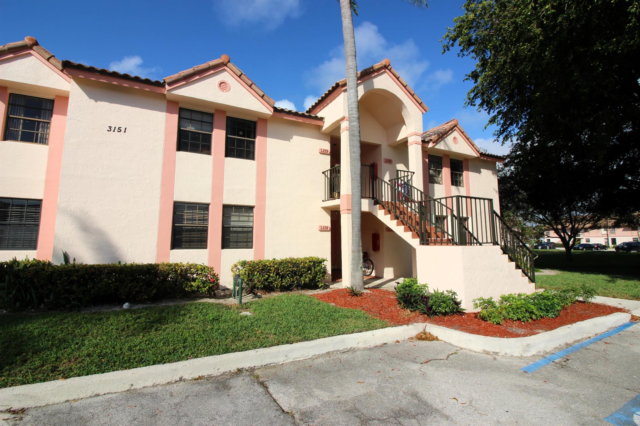 NICELY RENOVATED 3/2 WITH FABULOUS GARDEN VIEWS. NEW PORCELAIN TILE THRU THE WHOLE UNIT, NEW WOOD CABINETS IN THE KITCHEN WITH GRANITE COUNTERTOPS, STAINLESS STEEL APPLIANCES, RENOVATED BATHROOMS, SIX MONTHS OLD FULL SIZE LG WASHER AND LG DRYERNEWER A/C, NEWER WATER HEATER AND MANY MORE. COMMUNITY IS GATED WITH 24 HR SECURITY PATROL, A NATURAL LAKE WITH JOGGING AND BIKING PATH, TWO POOLS, TWO CLUBHOUSES, THREE TENNIS COURTS, BASKETBALL AND RACQUETBALL COURT. LOCATED NEXT TO FAU, CLOSE TO LYNN AND BEST PUBLIC SCHOOLS. PETS ARE WELCOME. JUSTMINUTES TO THE BEACH, SHOPPING AND FINE DINING. HD CABLE AND WATER IS INCLUDED IN THE RENT.