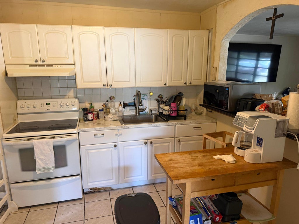 Photo of 2640 NE 8th Terrace, Pompano Beach, FL 33064 (MLS # B26045451)